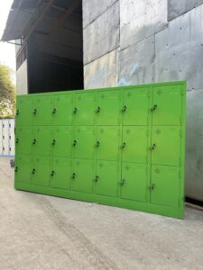 Tủ locker 21 ngăn màu xanh ứng dụng trong môi trường lớp học