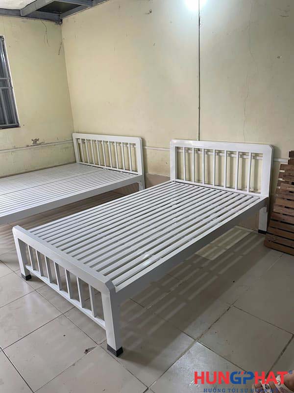 Giường sắt đôi thích hợp tại phòng trọ diện tích lớn