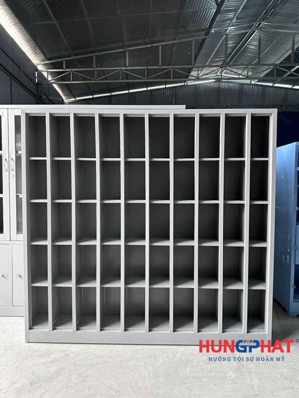 Tủ sắt 50 ngăn đựng bình nước theo đặt hàng từ phòng tập thể thao.